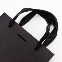 Sacs à provisions réutilisables noirs de luxe avec logo UV spot personnalisé sacs en papier cadeaux avec poignées en ruban sac d'emballage noir mat pour bijoux