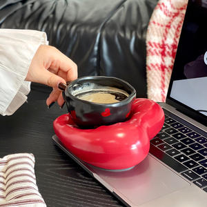 Venta al por mayor de fábrica: Tazas y platos en forma de corazón, tazas de café de cerámica, tazas de leche de alta calidad, tazas para café y latte art para el hogar. - Product Image 5