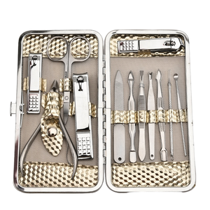 Juego de Manicura de 8 Piezas de Lujo 7 en 1 para Niñas, de Acero al Carbono Plateado, en Estuche Negro, Rosa y Gris - Product Image 1