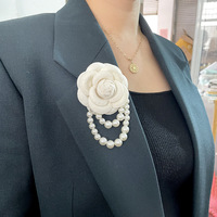Fleur de camélia en tissu fait main vintage avec broche en perle insigne unisexe vêtements de fête de mariage accessoires de bijoux pour femmes