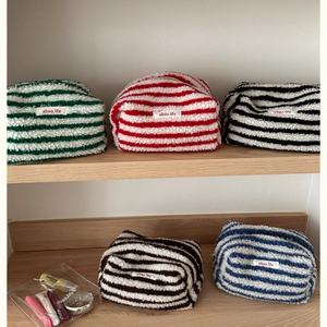 Bolsa de maquillaje personalizada a la moda, bolsa de cosméticos de lana de cordero con múltiples rayas, bolsa de invierno, etiqueta lavable, algodón suave para el hogar - Product Image 2