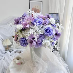 Arreglo de Rosas Artificiales Romántico en Gris, Morado y Blanco, Centro de Mesa Hecho a Mano para Cumpleaños, Centro de Mesa para Bodas - Product Image 3