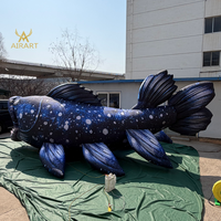 Énorme poisson abyssal gonflable, ancien organisme marin Coelacanth avec souffleur pour exposition d'art sur le thème de la vie préhistorique