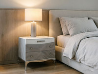 Table de chevet de luxe à 4 tiroirs avec plateau en bois et base argentée, table d'appoint moderne pour chambre et salon, mobilier écologique pour la maison