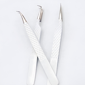 Pince à épiler pour extensions de cils avec logo personnalisé, en acier inoxydable professionnel, finition argentée, pointe à 3 branches, vente en gros, prix raisonnable - Product Image 1