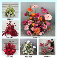 Bouquet de fleurs tendance printemps vert et blanc : lys, hortensias, calla – Décoration de centre de table de mariage