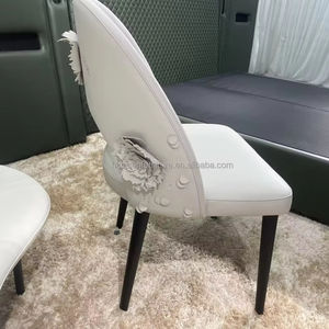 Chaise de salle à manger en bois massif sculpté de style britannique, personnalisable, avec revêtement en cuir léger, idéale pour la réception - Product Image 3