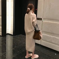 Ensemble professionnel personnalisable pour femme : pull col roulé ample en maille décontractée et jupe fendue pour le bureau