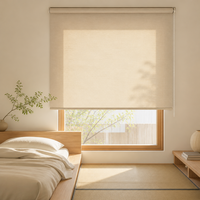Stores enrouleurs élégants en tissu beige, sur mesure, à commande manuelle par chaîne, filtrant la lumière, pour fenêtres de chambre