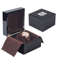 Boîte à montre rectangulaire personnalisée en MDF noir laqué brillant, faite à la main, avec coussin en velours marron à l'intérieur, emballage cadeau