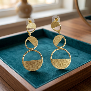 Pendientes Colgantes Geométricos Ondulados de Latón Chapado en Oro Hechos a Mano para Mujer, Estilo Vintage de la India (Rajasthan), Ideales para Fiestas - SOUMYA CREATIONS - Product Image 2