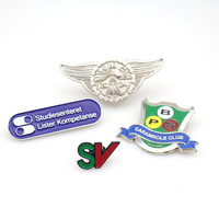 Fabricant de badges : Créez votre propre badge personnalisé en émail dur pour club sportif, club de football, ou comme souvenir de club sportif, avec motifs de disques sportifs et de balles souples.