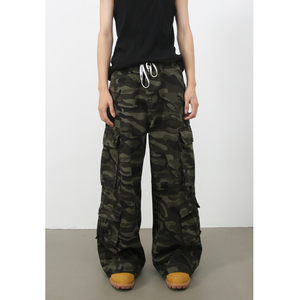 Pantalones de trabajo unisex con estampado de camuflaje, con múltiples bolsillos, estilo casual, corte holgado, ropa moderna y a la moda. - Product Image 1