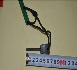 Kit d'outils de survie pour le camping en plein air, allume-feu en acier d'urgence avec poignée colorée - Product Image 5