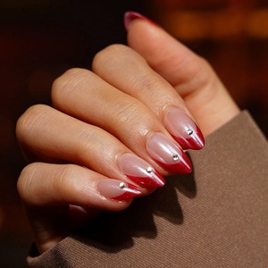 เล็บปลอมอะคริลิคแบบสั้นทรงอัลมอนด์ ใช้ซ้ำได้ ขายส่ง ทำมือ เจลนิ่ม สีแดงปลายเฟรนช์ แบบติดกาวพร้อมจี้ตกแต่ง - Product Image 1