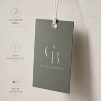 Etiquetas de Papel Rígido Innovadoras de 500GSM, Resistentes al Agua y a los Arañazos, con Logotipo en Tinta Metálica para Gorras y Equipos de Exterior