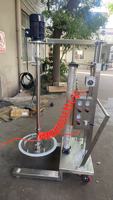 Pompe à vis pneumatique pour le transfert de concentrés et purées de fruits épais, avec plaque de pression de levage