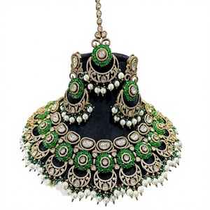 Ensemble de collier de qualité supérieure en or plaqué or avec des perles Kundan, aspect de perles, avec boucles d'oreilles et tikka pour collection de vêtements de mariage pour femmes - Product Image 2