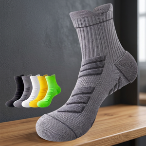 Chaussettes de sport respirantes en polyester et élasthanne tricotées pour adultes, chaussettes de basketball athlétiques d'été, couleur unie, longueur mi-mollet - Product Image 1