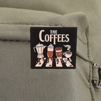 Épinglette en émail moderne et personnalisable, motif 'Walking Coffee Utensil', fond noir carré, pour revers, vêtements, sacs à dos, décoration et ornement