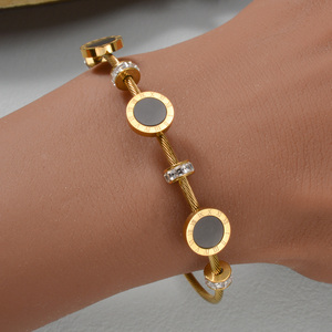 Bracelet magnétique premium en acier inoxydable doré poli, double coque, cadran torsadé, perles carrées en zircon, anti-rayures - Product Image 4