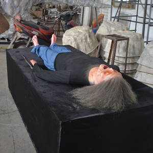 شخصية حركة الزومبي المخيفة مع جسم مفصلي وعيون تضيء لهواة الجمع - Product Image 4