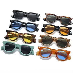 แว่นกันแดดทรงเหลี่ยมสไตล์พังก์ รุ่นโลโก้คัสตอม 2025 แฟชั่นย้อนยุค ประดับหมุด ป้องกันรังสียูวี 400 สำหรับผู้ชายและผู้หญิง - Product Image 4