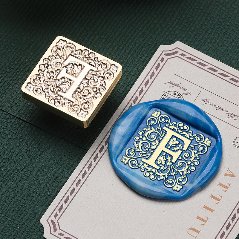 Lettre F à motif carré