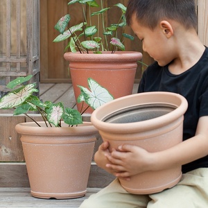 Grand pot de fleurs classique en plastique écologique, design peu encombrant pour l'affichage de plantes au sol et dans les coins des centres commerciaux - Product Image 1