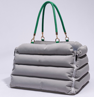 Sac de transport pour animaux de compagnie MJ Luxury Modern Portable Soft-Sided Square Cats Car Travel Pet Carrier Bag Comfortable Foldable Oxford Cloth Zipper Solid Cloud