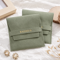 Pochette en microfibre noire au toucher velouté, légère et écologique pour le rangement des bijoux