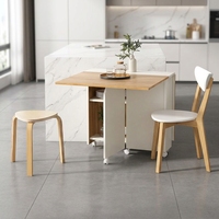 Ensemble de table et chaises pliantes compactes, design moderne, plateau en bois, structure en métal, roulettes, idéal pour les appartements et les salons.