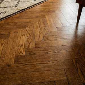 Parquet en chêne blanc multicouche CE français, finition haute brillance, qualité ABC, insonorisant, système clic, 12 mm, motif chevrons, pour centres commerciaux - Product Image 1