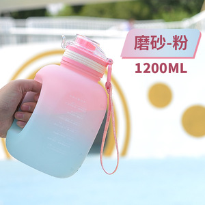 Botella de Agua de Plástico con Degradado Rosa y Gris, Marcadores de Tiempo, Tapa con Bisagras y Asa, para Viajes al Aire Libre, Diseño Moderno para Adultos - Product Image 4