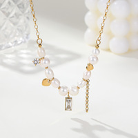 Collier élégant en acier inoxydable plaqué or 18 carats avec pendentif cœur et perle baroque d'eau douce ornée de cristaux baguette, idéal pour le quotidien