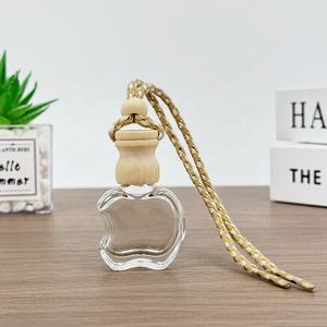 Usine 10ml clair pomme <span class=keywords><strong>voiture</strong></span> <span class=keywords><strong>parfum</strong></span> diffuseur désodorisant bouteille vide suspendu rituels <span class=keywords><strong>voiture</strong></span> <span class=keywords><strong>parfum</strong></span> bouteille avec couvercle en bois de Lotus - Product Image 1
