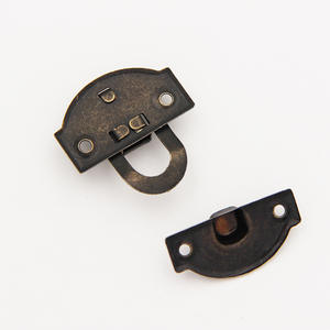 Boîte cadeau décorative en bois de style américain avec boucle en lingot, accessoire d'emballage pour boucles, serrures et autres articles - Product Image 1