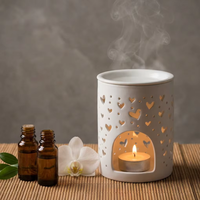 Brûleur d'huiles essentielles en céramique blanche en gros avec un design creux en forme de cœur pour diffuseur de parfum d'intérieur