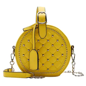 Tasarımcı klasik zincir çanta perçinler kızlar Bolso Piel yuvarlak siyah çanta kolları