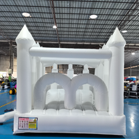 Château gonflable blanc avec toboggan double piste, structure gonflable de qualité commerciale pour mariages, anniversaires et événements