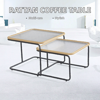 Table basse moderne du milieu du siècle avec plateau en verre et cadre en métal, utilisation domestique, meubles de salon, décoration en rotin