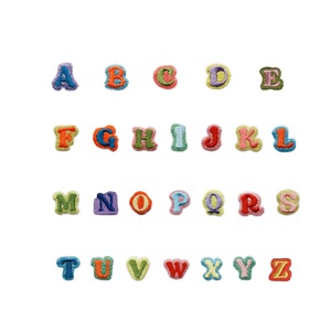 Prêts à expédier : Mini-écussons thermocollants alphabet, 26 lettres colorées brodées en feutre non tissé pour vêtements et chapeaux - Product Image 1