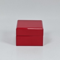 Boîte cadeau carrée en bois rouge brillant avec insert en velours, logo personnalisé, couvercle à charnière pour le rangement de bijoux et l'emballage de cadeaux de luxe, vente en gros