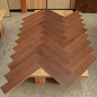 Parquet contrecollé multicouche en chêne blanc à chevrons, grade AB, couleur Old Castle, surface brossée, garantie 25 ans, référence MKNO.5389