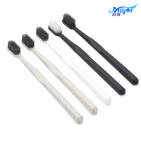 Brosse à dents jetable avec dentifrice en emballage individuel pour chambre d'hôtel et soins bucco-dentaires en voyage