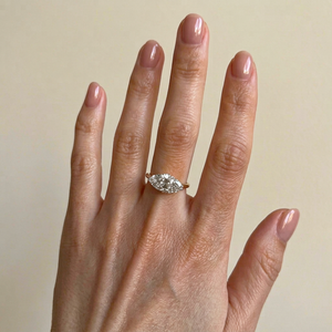 Bague de fiançailles élégante en or avec diamant solitaire de laboratoire taille marquise, pierres latérales certifiées IGI, bijoux de mariage pour femme - Product Image 1