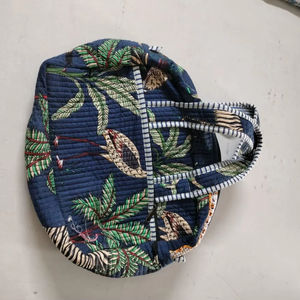 Sac de voyage de luxe fait main avec motif floral bleu, imprimé en coton, matelassé, grande capacité, pour le sport et les voyages - Product Image 1