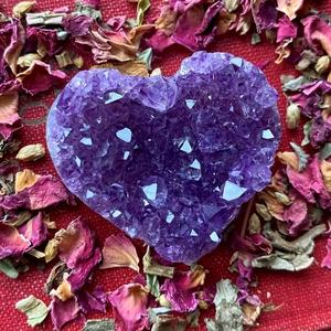 Vente en gros de cristaux naturels de qualité supérieure, cristal brésilien violet foncé en forme de cœur, cluster de cristaux, artisanat en cristal, cluster de cristaux pour la décoration - Product Image 1