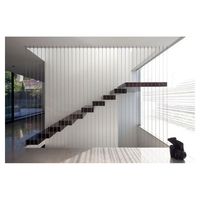 Escalier flottant de style moderne avec marches en bois massif et garde-corps en verre trempé, structure cachée de luxe sur mesure