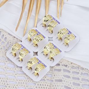 Boucles d'oreilles créoles Jxx en plaqué or 14 carats, design cœur fantaisie tendance pour femmes, idéales pour mariages et occasions spéciales - Product Image 4